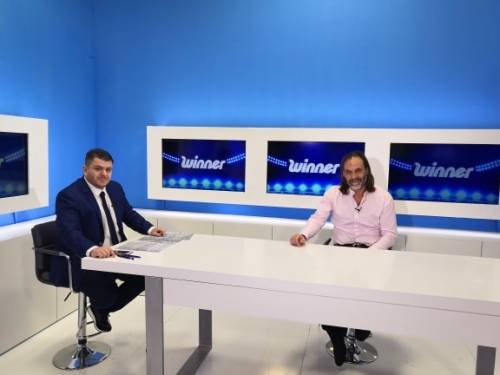 &Alpha;&pi;&omicron;&kappa;&alpha;&lambda;&upsilon;&pi;&tau;&iota;&kappa;ό&sigmaf; &Gamma;&iota;ά&nu;&nu;&eta;&sigmaf; &Tau;ά&tau;&sigma;&eta;&sigmaf; &sigma;&tau;&omicron; WINNER: "O &Omicron;&upsilon;έ&sigmaf; &epsilon;ί&nu;&alpha;&iota; &pi;&alpha;ί&kappa;&tau;&eta;&sigmaf; &mu;&epsilon; &epsilon;&xi;&alpha;&iota;&rho;&epsilon;&tau;&iota;&kappa;ά &chi;&alpha;&rho;&alpha;&kappa;&tau;&eta;&rho;&iota;&sigma;&tau;&iota;&kappa;ά"