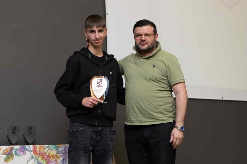 &Omicron; &Omicron;&Phi;&Eta; &beta;&gamma;ά&zeta;&epsilon;&iota; &pi;&rho;&omega;&tau;&alpha;&theta;&lambda;&eta;&tau;έ&sigmaf; &mu;&epsilon; ή&theta;&omicron;&sigmaf;