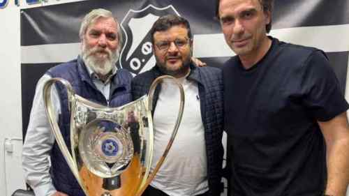 &Tau;&sigma;&alpha;&mu;&pi;&omicron;&upsilon;&rho;ά&kappa;&eta;&sigmaf;: "&Tau;&omicron; &Sigma;&omicron;ύ&pi;&epsilon;&rho; &Kappa;&alpha;&pi; &nu;&alpha; &mu;&epsilon;ί&nu;&epsilon;&iota; &sigma;&tau;&omicron;&nu; &Omicron;&Phi;&Eta; &kappa;&alpha;&iota; &tau;&eta;&nu; &Kappa;&rho;ή&tau;&eta;"