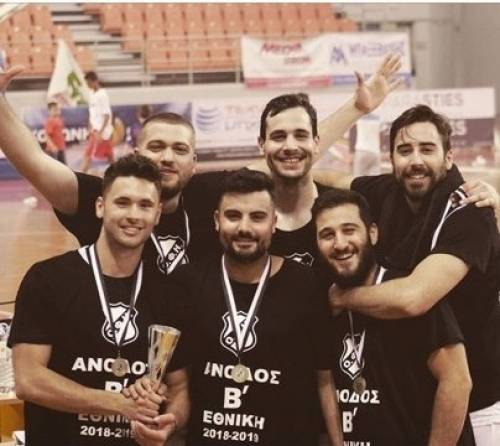 "O&iota; &pi;&alpha;&rho;έ&epsilon;&sigmaf; &gamma;&rho;ά&phi;&omicron;&upsilon;&nu; &iota;&sigma;&tau;&omicron;&rho;ί&alpha;"