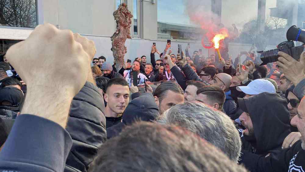 &Omicron;&mu;&iota;&lambda;ά&rho;&alpha;, &phi;έ&rho;&epsilon; &mu;&alpha;&sigmaf; &tau;&omicron; &Kappa;ύ&pi;&epsilon;&lambda;&lambda;&omicron;!