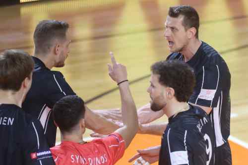 &Mu;&epsilon; &kappa;&omicron;&rho;&upsilon;&phi;&alpha;ί&omicron; &kappa;&alpha;&iota; MVP &tau;&omicron;&nu; &Mu;&iota;&chi;&alpha;ί&lambda;&omicron;&beta;&iota;&tau;&sigmaf;, &omicron; &Omicron;&Phi;&Eta; &beta;&lambda;έ&pi;&epsilon;&iota; &omicron;&rho;&alpha;&tau;ή &tau;&eta;&nu; &Epsilon;&upsilon;&rho;ώ&pi;&eta;, &mu;&epsilon;&tau;ά &tau;&omicron; 3-2 &epsilon;&pi;ί &tau;&omicron;&upsilon; &Phi;&lambda;&omicron;ί&sigma;&beta;&omicron;&upsilon;