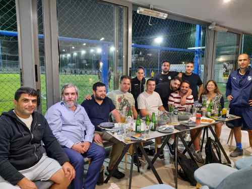 &Epsilon;&phi;&tau;&alpha;&sigma;&epsilon; &tau;&alpha; 230 &pi;&alpha;&iota;&delta;&iota;ά