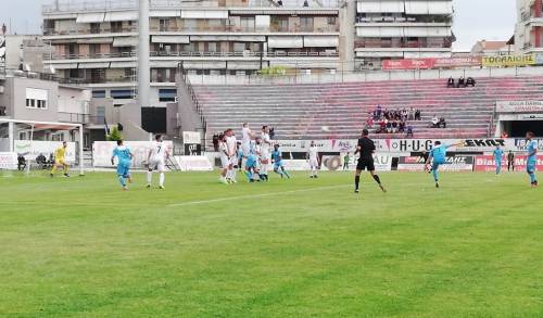 &Mu;&epsilon; &delta;&upsilon;&omicron; &gamma;&kappa;&omicron;&lambda; &tau;&omicron;&upsilon; &Epsilon;&phi;&omicron;&rho;&tau;, &nu;ί&kappa;&eta; &sigma;&tau;&eta; &Delta;&rho;ά&mu;&alpha; &omicron; &Epsilon;&rho;&gamma;&omicron;&tau;έ&lambda;&eta;&sigmaf;-&Epsilon;&chi;&omega; &sigma;&upsilon;&mu;&beta;ό&lambda;&alpha;&iota;&omicron; &delta;ή&lambda;&omega;&sigma;&epsilon; &omicron; &Nu;ί&kappa;&kappa;&iota; &Pi;&alpha;&pi;&alpha;&beta;&alpha;&sigma;&iota;&lambda;&epsilon;ί&omicron;&upsilon;