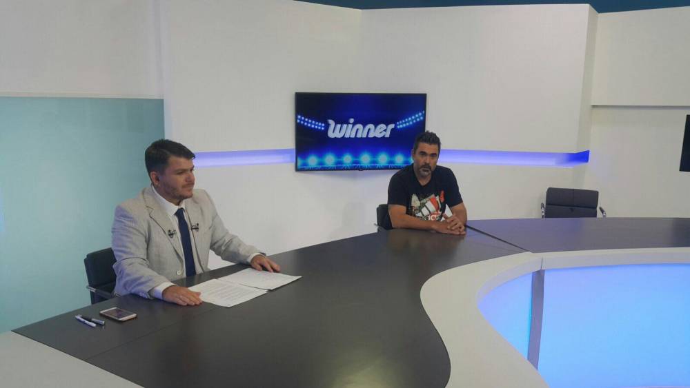 &Omicron; &Mu;&eta;&nu;ά&sigmaf; &Pi;ί&tau;&sigma;&omicron;&sigmaf; &sigma;&tau;&omicron; WINNER: "&Eta;&rho;&theta;&epsilon; &eta; ώ&rho;&alpha; &omicron; &Gamma;&iota;&omicron;ύ&chi;&tau;&alpha;&sigmaf; &nu;&alpha; &alpha;&nu;έ&beta;&epsilon;&iota; &sigma;&tau;&eta;&nu; Football league" (VIDEO)