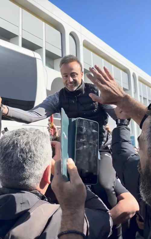&Sigma;ή&kappa;&omega;&sigma;&alpha;&nu; &sigma;&tau;&alpha; &chi;έ&rho;&iota;&alpha; &tau;&omicron;&nu; &Chi;&rho;ή&sigma;&tau;&omicron; &Kappa;ό&nu;&tau;&eta; &omicron;&iota; &phi;ί&lambda;&alpha;&theta;&lambda;&omicron;&iota; &tau;&omicron;&upsilon; &Omicron;&Phi;&Eta; &sigma;&tau;&omicron; &alpha;&epsilon;&rho;&omicron;&delta;&rho;ό&mu;&iota;&omicron;! (VIDEO)