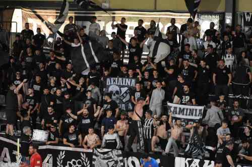 &Omicron;ύ&tau;&epsilon; έ&nu;&alpha; &kappa;&alpha;&rho;&epsilon;&kappa;&lambda;ά&kappa;&iota; ά&delta;&epsilon;&iota;&omicron;