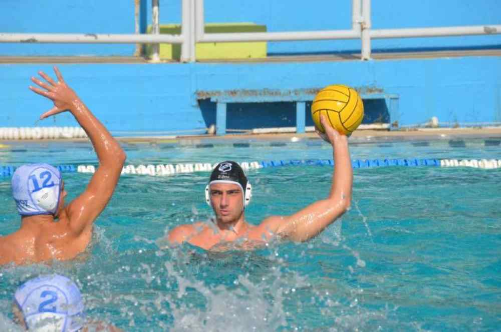 &Nu;&epsilon;&alpha;&nu;&iota;&kappa;ή &omicron;&mu;ά&delta;&alpha;, &mu;&epsilon; &pi;&omicron;&lambda;ύ &tau;&alpha;&lambda;έ&nu;&tau;&omicron;