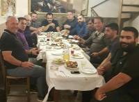 &Omicron; &Omicron;&Phi;&Eta; &sigma;&tau;&omicron;&nu; "&alpha;&sigma;&pi;&rho;ό&mu;&alpha;&upsilon;&rho;&omicron;" &Kappa;&rho;&omicron;&upsilon;&sigma;ώ&nu;&alpha;!