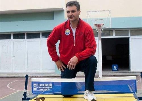 "&Epsilon;&phi;&upsilon;&gamma;&epsilon;" &omicron; &pi;&rho;&omicron;&pi;&omicron;&nu;&eta;&tau;ή&sigmaf; &pi;&omicron;&upsilon; &delta;&eta;&mu;&iota;&omicron;ύ&rho;&gamma;&eta;&sigma;&epsilon; &tau;&omicron; &Tau;-Ball &sigma;&tau;&eta;&nu; &Kappa;&rho;ή&tau;&eta;