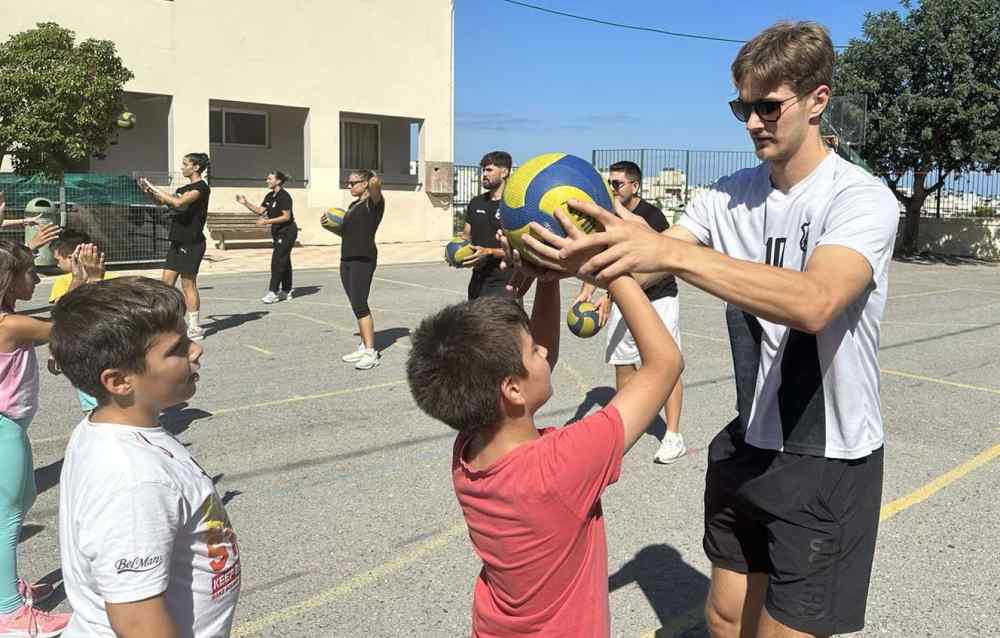 &Omicron; &Omicron;&Phi;&Eta; έ&pi;&alpha;&iota;&xi;&epsilon; &beta;ό&lambda;&epsilon;ϊ &mu;&epsilon; &tau;&omicron;&upsilon;&sigmaf; &mu;&iota;&kappa;&rho;&omicron;ύ&sigmaf; &mu;&alpha;&theta;&eta;&tau;έ&sigmaf; &tau;&omicron;&upsilon; 48&omicron;&upsilon; &Delta;&eta;&mu;&omicron;&tau;&iota;&kappa;&omicron;ύ &Sigma;&chi;&omicron;&lambda;&epsilon;ί&omicron;&upsilon; &Eta;&rho;&alpha;&kappa;&lambda;&epsilon;ί&omicron;&upsilon;