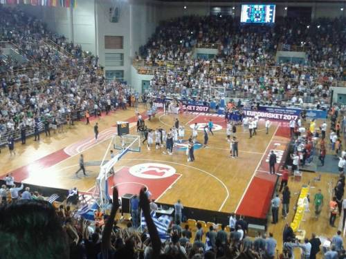 To &alpha;&xi;ί&zeta;&omicron;&upsilon;&mu;&epsilon;, &kappa;&alpha;&nu;&epsilon;ί&sigmaf; &delta;&epsilon;&nu; &mu;&alpha;&sigmaf; &chi;ά&rho;&iota;&sigma;&epsilon; &tau;ί&pi;&omicron;&tau;&alpha;!