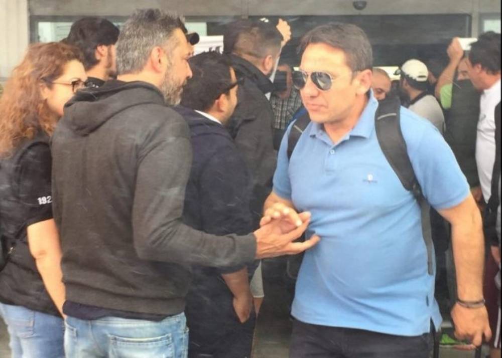 &Omicron;&iota; &delta;&iota;&alpha;&kappa;&omicron;&pi;έ&sigmaf; &mu;&epsilon; &tau;&omicron; &tau;&eta;&lambda;έ&phi;&omega;&nu;&omicron; &sigma;&tau;&omicron; &chi;έ&rho;&iota;, &omicron;&iota; &delta;&upsilon;&omicron; &epsilon;&pi;ί&lambda;&epsilon;&kappa;&tau;&omicron;&iota; &Epsilon;&lambda;&lambda;&eta;&nu;&epsilon;&sigmaf; &kappa;&alpha;&iota; ...&kappa;ά&tau;&iota; &alpha;&pi;&omicron; &lambda;ά&tau;&iota;&nu; &gamma;&iota;&alpha; &tau;&omicron;&nu; &Omicron;&Phi;&Eta;