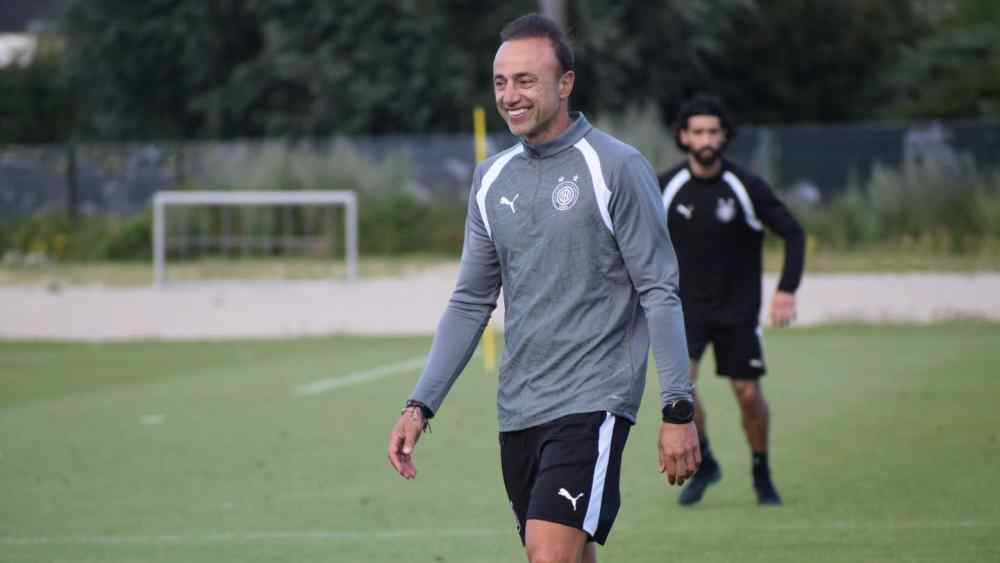 &Omicron;&iota; &alpha;&phi;ί&xi;&epsilon;&iota;&sigmaf; &sigma;&tau;&eta;&nu; &Omicron;&lambda;&lambda;&alpha;&nu;&delta;ί&alpha;, έ&kappa;&alpha;&nu;&alpha;&nu; &tau;&omicron;&nu; &Kappa;ό&nu;&tau;&eta; &nu;&alpha; &chi;&alpha;&mu;&omicron;&gamma;&epsilon;&lambda;ά&sigma;&epsilon;&iota;
