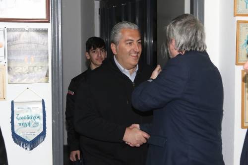 &Eta; &alpha;&pi;&omicron;&kappa;ά&lambda;&upsilon;&psi;&eta; &tau;&omicron;&upsilon; &Mu;&pi;&omicron;ύ&sigma;&eta;, &gamma;&iota;&alpha; &tau;&eta; &mu;&epsilon;&gamma;ά&lambda;&eta; &epsilon;&pi;έ&nu;&delta;&upsilon;&sigma;&eta; &sigma;&epsilon; 240 &sigma;&tau;&rho;έ&mu;&mu;&alpha;&tau;&alpha;