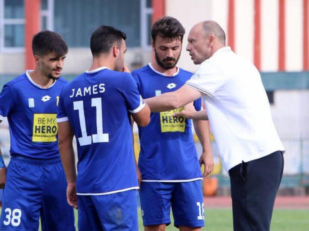 &Pi;&alpha;ί&zeta;&epsilon;&iota; &mu;&epsilon; &tau;&eta; ...&phi;&omega;&tau;&iota;ά &omicron; &Epsilon;&rho;&gamma;&omicron;&tau;έ&lambda;&eta;&sigmaf;! (VIDEO)