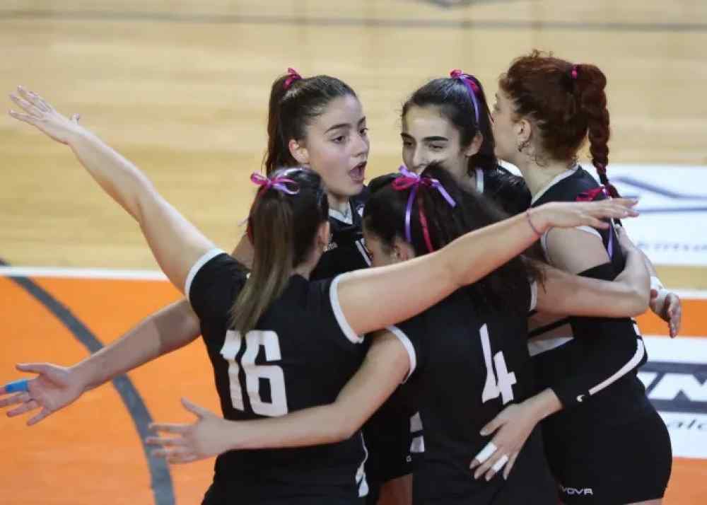 &Sigma;&tau;&eta;&nu; 7&eta; &theta;έ&sigma;&eta; &tau;&alpha; &kappa;&omicron;&rho;ί&tau;&sigma;&iota;&alpha; &tau;&omicron;&upsilon; &Omicron;&Phi;&Eta;-&Omicron;&lambda;&eta; &eta; &epsilon;&iota;&kappa;ό&nu;&alpha; &tau;&eta;&sigmaf; &Alpha;2 &gamma;&upsilon;&nu;&alpha;&iota;&kappa;ώ&nu;