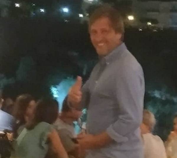 &Tau;&eta; &mu;έ&rho;&alpha; &pi;&omicron;&upsilon; &theta;&alpha; έ&pi;&alpha;&iota;&zeta;&epsilon; &tau;&epsilon;&lambda;&iota;&kappa;ό &Kappa;&upsilon;&pi;έ&lambda;&lambda;&omicron;&upsilon; &kappa;ό&nu;&tau;&rho;&alpha; &tau;&eta;&nu; &Alpha;&Epsilon;&Kappa;, &omicron; &Mu;ά&rho;&tau;&iota;&nu;&sigmaf; έ&tau;&rho;&omega;&gamma;&epsilon; &psi;&alpha;&rho;ά&kappa;&iota; &sigma;&tau;&eta; &lambda;ί&mu;&nu;&eta; &tau;&omicron;&upsilon; &Alpha;&gamma;ί&omicron;&upsilon; &Nu;&iota;&kappa;&omicron;&lambda;ά&omicron;&upsilon;