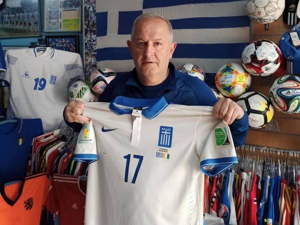 &Beta;ά&zeta;&epsilon;&iota; ...&pi;&lambda;ά&tau;&eta; &mu;&epsilon; &mu;&iota;&alpha; &iota;&sigma;&tau;&omicron;&rho;&iota;&kappa;ή &phi;&alpha;&nu;έ&lambda;&alpha;