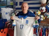 &Beta;ά&zeta;&epsilon;&iota; ...&pi;&lambda;ά&tau;&eta; &mu;&epsilon; &mu;&iota;&alpha; &iota;&sigma;&tau;&omicron;&rho;&iota;&kappa;ή &phi;&alpha;&nu;έ&lambda;&alpha;