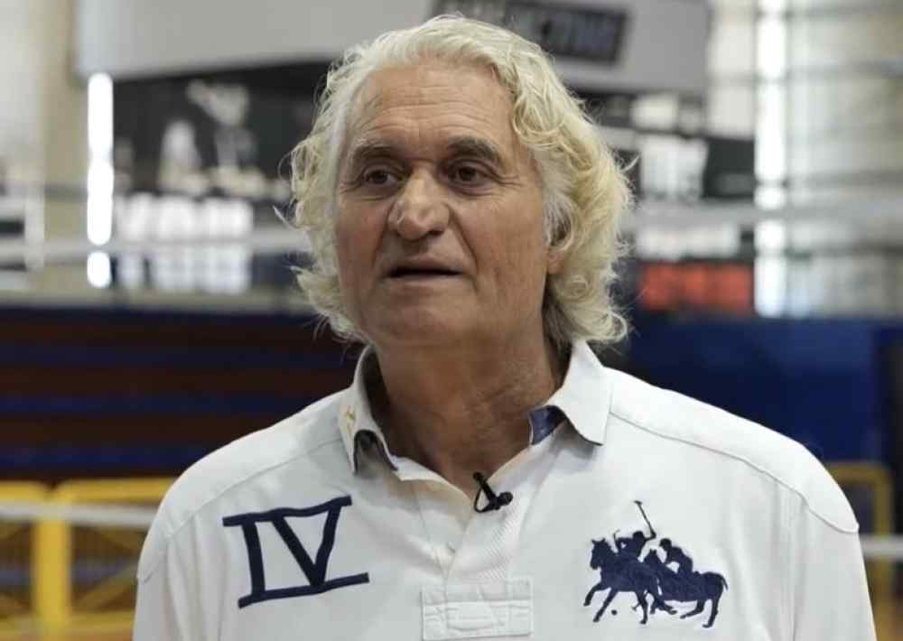 &Theta;&lambda;ί&psi;&eta; &gamma;&iota;&alpha; &tau;&omicron;&nu; &Mu;ά&kappa;&eta; &Mu;&alpha;&rho;&iota;ά&tau;&omicron;-&Epsilon;&phi;&upsilon;&gamma;&epsilon; &mu;&iota;&alpha; &epsilon;&mu;&beta;&lambda;&eta;&mu;&alpha;&tau;&iota;&kappa;ή &mu;&omicron;&rho;&phi;ή &tau;&omicron;&upsilon; &Epsilon;&lambda;&lambda;&eta;&nu;&iota;&kappa;&omicron;ύ &beta;ό&lambda;&epsilon;ϊ