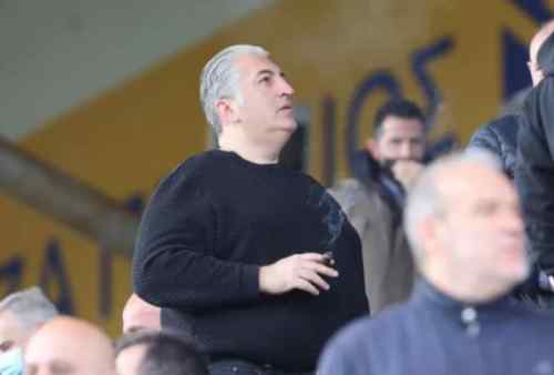 &Mu;&epsilon; &tau;&omicron;&nu; &pi;&alpha;&tau;έ&rho;&alpha; &tau;&omicron;&upsilon;, &sigma;&tau;&omicron; &Gamma;&epsilon;&nu;&tau;ί &Kappa;&omicron;&upsilon;&lambda;έ