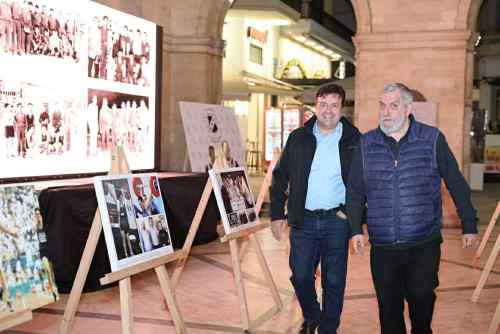 &Tau;&omicron; &mu;ή&nu;&upsilon;&mu;&alpha; &tau;&omicron;&upsilon; &Gamma;&iota;ά&nu;&nu;&eta; &Delta;&alpha;&nu;&delta;ά&lambda;&eta; &gamma;&iota;&alpha; &tau;&alpha; 100 &chi;&rho;ό&nu;&iota;&alpha;: "&Chi;&rho;ό&nu;&iota;&alpha; &pi;&omicron;&lambda;&lambda;ά, &Omicron;&mu;&iota;&lambda;&epsilon;!"