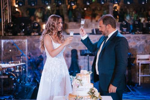 A&nu;&tau;ώ&nu;&eta;&sigmaf; &kappa;&alpha;&iota; &Gamma;&iota;&omicron;ύ&lambda;&iota;&alpha;: &Epsilon;&nu;&alpha;&sigmaf; &gamma;ά&mu;&omicron;&sigmaf; &sigma;&alpha;&nu; &pi;&alpha;&rho;&alpha;&mu;ύ&theta;&iota; (&Phi;&Omega;&Tau;&Omicron;&Gamma;&Rho;&Alpha;&Phi;&Iota;&Epsilon;&Sigma;)