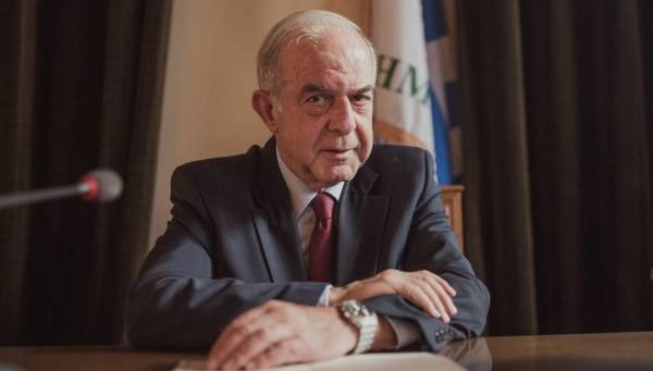 &Omicron; &alpha;&theta;&lambda;&eta;&tau;&iota;&sigma;&mu;ό&sigmaf; &tau;&omicron;&upsilon; &Eta;&rho;&alpha;&kappa;&lambda;&epsilon;ί&omicron;&upsilon; &sigma;&upsilon;&gamma;&chi;&alpha;ί&rho;&epsilon;&iota; &tau;&omicron;&nu; &Beta;&alpha;&sigma;ί&lambda;&eta; &Lambda;&alpha;&mu;&pi;&rho;&iota;&nu;ό