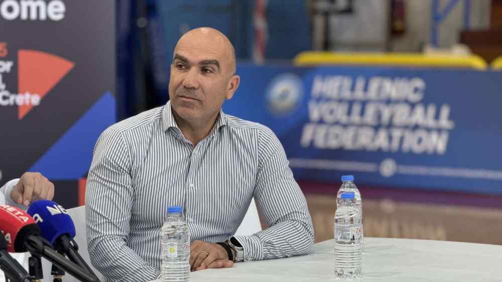 &Mu;έ&nu;&alpha;&nu;&delta;&rho;&omicron;&sigmaf; &Pi;&alpha;&nu;&tau;&epsilon;&lambda;&lambda;ί&delta;&eta;&sigmaf;: "&Omicron;&lambda;&omicron;&iota; &kappa;&omicron;&nu;&tau;ά &sigma;&tau;&eta;&nu; &Epsilon;&theta;&nu;&iota;&kappa;ή, &gamma;&iota;&alpha; &tau;&eta;&nu; &pi;&rho;ό&kappa;&rho;&iota;&sigma;&eta;"