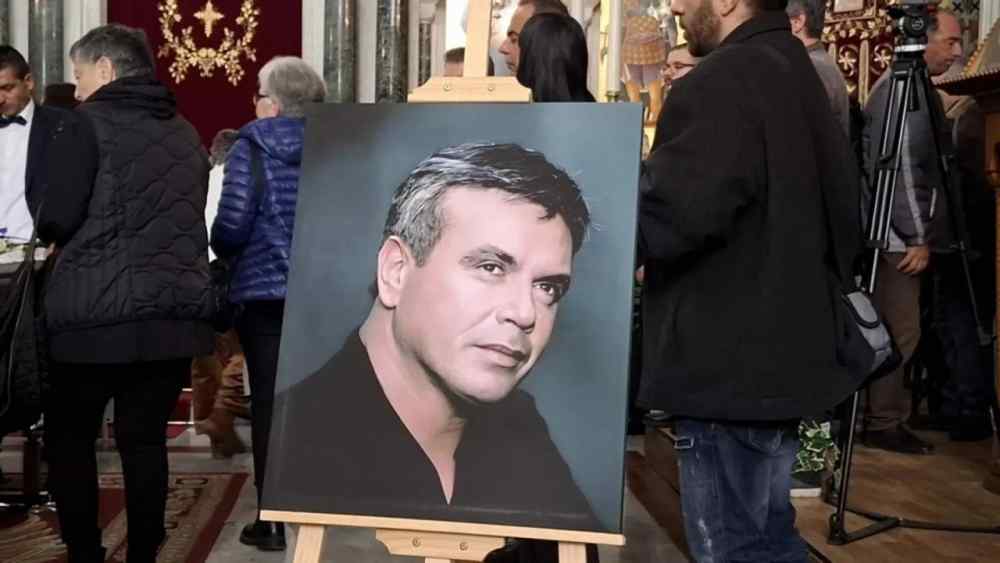 &Mu;&epsilon; έ&nu;&alpha; &kappa;&alpha;&sigma;&kappa;ό&lambda; &tau;&omicron;&upsilon; &Omicron;&Phi;&Eta; &sigma;&tau;&omicron; &phi;έ&rho;&epsilon;&tau;&rho;&omicron;, &mu;&pi;&omicron;&upsilon;&zeta;&omicron;ύ&kappa;&iota;&alpha; &kappa;&alpha;&iota; &tau;&rho;&alpha;&gamma;&omicron;ύ&delta;&iota;&alpha; &tau;&omicron; &tau;&epsilon;&lambda;&epsilon;&upsilon;&tau;&alpha;ί&omicron; &alpha;&nu;&tau;ί&omicron; &sigma;&tau;&omicron;&nu; &Mu;&alpha;&nu;ώ&lambda;&eta; &Lambda;&iota;&delta;ά&kappa;&eta;