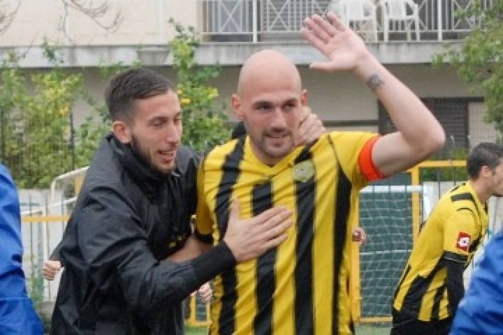 "&Alpha;&xi;ί&zeta;&omicron;&upsilon;&mu;&epsilon; &tau;&eta;&nu; ά&nu;&omicron;&delta;&omicron;!"