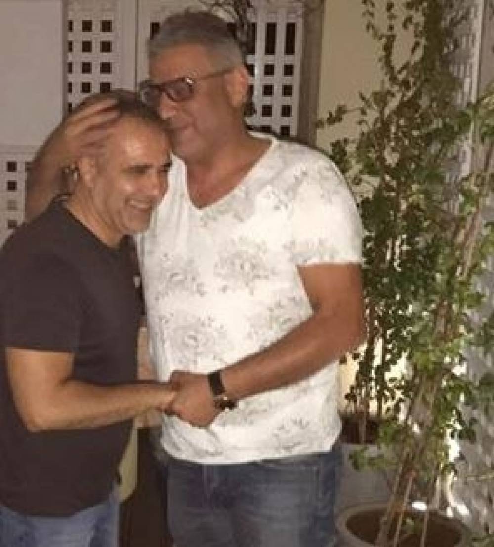 &Mu;&epsilon; &mu;&iota;&alpha; &phi;&omega;&tau;&omicron;&gamma;&rho;&alpha;&phi;ί&alpha; &kappa;&alpha;&iota; &mu;&iota;&alpha; &alpha;&gamma;&kappa;&alpha;&lambda;&iota;ά έ&gamma;&iota;&nu;&epsilon; &omicron; "&sigma;&alpha;&sigma;&mu;ό&sigmaf;"