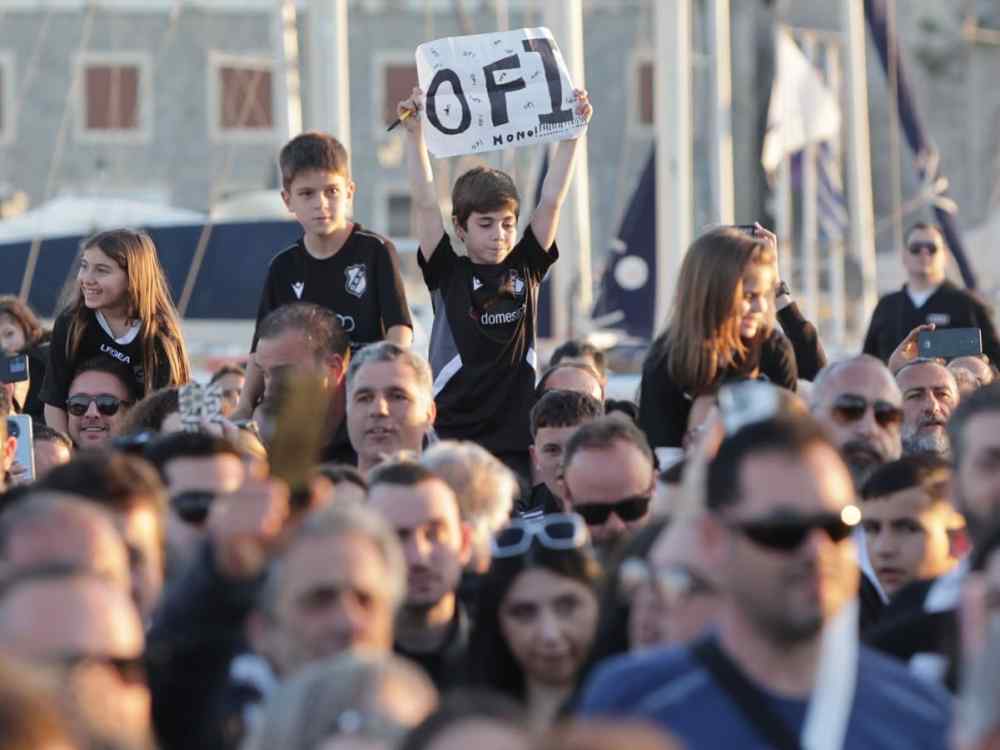 &Omicron; &Epsilon;&rho;&alpha;&sigma;&iota;&tau;έ&chi;&nu;&eta;&sigmaf; &Omicron;&Phi;&Eta; &sigma;&tau;έ&lambda;&nu;&epsilon;&iota; &Delta;&Omega;&Rho;&Epsilon;&Alpha;&Nu; &pi;ά&nu;&omega; &alpha;&pi;&omicron; 100 &pi;&alpha;&iota;&delta;&iota;ά &alpha;&pi;&omicron; &tau;&iota;&sigmaf; &alpha;&kappa;&alpha;&delta;&eta;&mu;ί&epsilon;&sigmaf; &sigma;&tau;&omicron;&nu; &tau;&epsilon;&lambda;&iota;&kappa;ό &kappa;&upsilon;&pi;έ&lambda;&lambda;&omicron;&upsilon;