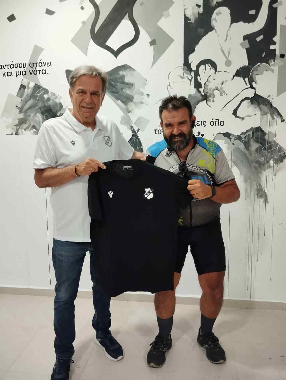 &Mu;&iota;&alpha; &phi;&alpha;&nu;έ&lambda;&alpha; &tau;&omicron;&upsilon; &Omicron;&Phi;&Eta;, &mu;&epsilon; &tau;&eta;&nu; &alpha;&sigma;&pi;ί&delta;&alpha; &sigma;&tau;&eta;&nu; &kappa;&alpha;&rho;&delta;&iota;ά, &gamma;&iota;&alpha; &tau;&omicron;&nu; &pi;&omicron;&delta;&eta;&lambda;ά&tau;&eta;-&phi;ί&lambda;&alpha;&theta;&lambda;&omicron; &tau;&omicron;&upsilon; &Omicron;&Phi;&Eta;