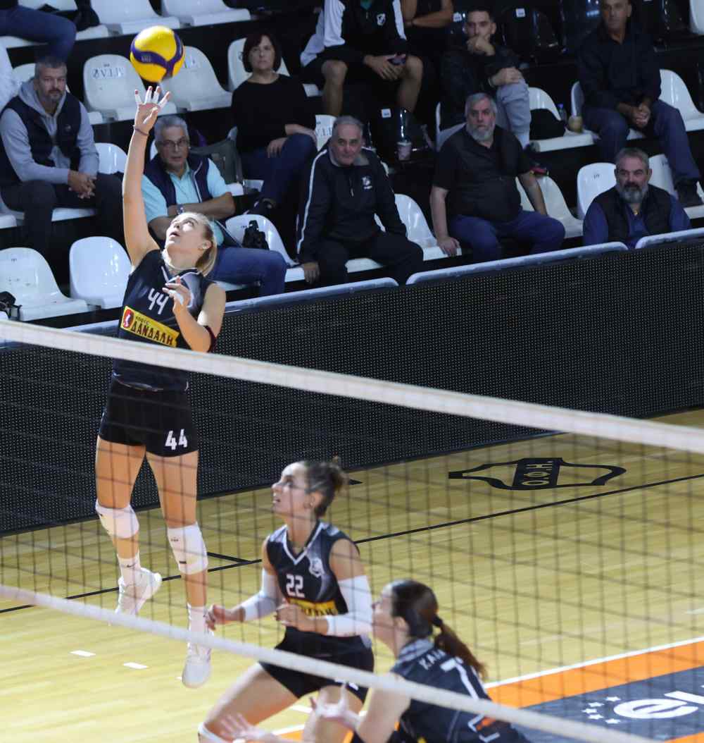 Pre League &Gamma;&upsilon;&nu;&alpha;&iota;&kappa;ώ&nu;: &Sigma;&tau;&eta;&nu; 8&eta; &theta;έ&sigma;&eta; &sigma;&upsilon;&nu;&epsilon;&chi;ί&zeta;&omicron;&upsilon;&nu; &tau;&alpha; &kappa;&omicron;&rho;ί&tau;&sigma;&iota;&alpha; &tau;&omicron;&upsilon; &Omicron;&Phi;&Eta;
