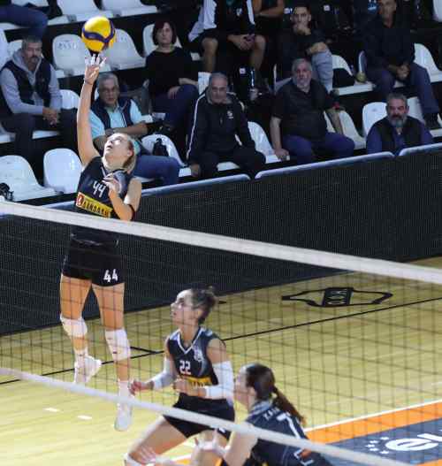 Pre League &Gamma;&upsilon;&nu;&alpha;&iota;&kappa;ώ&nu;: &Sigma;&tau;&eta;&nu; 8&eta; &theta;έ&sigma;&eta; &sigma;&upsilon;&nu;&epsilon;&chi;ί&zeta;&omicron;&upsilon;&nu; &tau;&alpha; &kappa;&omicron;&rho;ί&tau;&sigma;&iota;&alpha; &tau;&omicron;&upsilon; &Omicron;&Phi;&Eta;