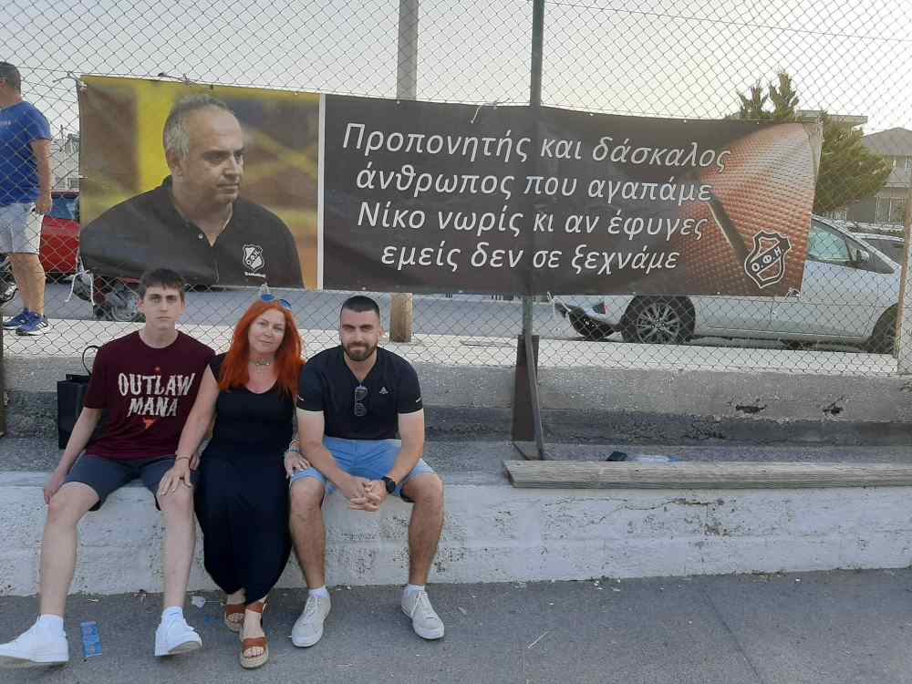 &Omicron; &Omicron;&Phi;&Eta; &kappa;&rho;&alpha;&tau;ά&epsilon;&iota; &zeta;&omega;&nu;&tau;&alpha;&nu;ή &tau;&eta; &mu;&nu;ή&mu;&eta; &tau;&omicron;&upsilon; &Nu;ί&kappa;&omicron;&upsilon; &Gamma;&alpha;&lambda;&upsilon;&phi;&iota;&alpha;&nu;ά&kappa;&eta; (&Phi;&Omega;&Tau;&Omicron;&Gamma;&Rho;&Alpha;&Phi;&Iota;&Epsilon;&Sigma;)