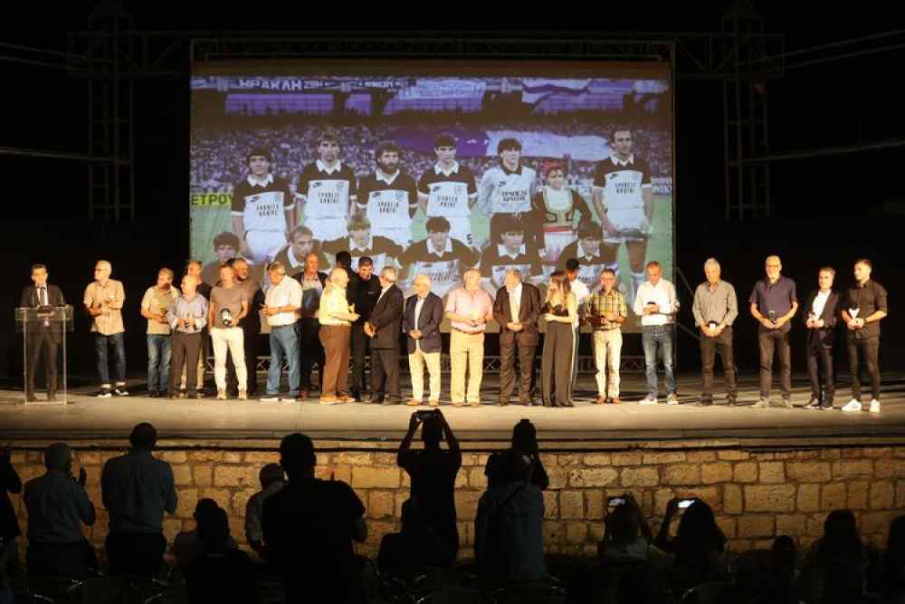 &Eta; &kappa;&omicron;&rho;&upsilon;&phi;&alpha;ί&alpha; &sigma;&tau;&iota;&gamma;&mu;ή: T&omicron; Standing ovation &sigma;&tau;&omicron;&upsilon;&sigmaf; &theta;&rho;ύ&lambda;&omicron;&upsilon;&sigmaf;