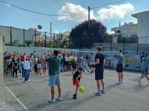 &Omicron; &Omicron;&Phi;&Eta; έ&pi;&alpha;&iota;&xi;&epsilon; &beta;ό&lambda;&epsilon;ϊ &mu;&epsilon; &tau;&omicron;&upsilon;&sigmaf; &mu;&alpha;&theta;&eta;&tau;έ&sigmaf; &sigma;&tau;&iota;&sigmaf; &Mu;&epsilon;&sigma;&alpha;&mu;&pi;&epsilon;&lambda;&iota;έ&sigmaf;
