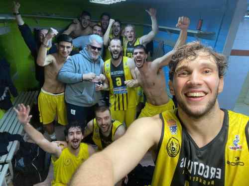 &Tau;&omicron; &epsilon;&kappa;&pi;&lambda;&eta;&kappa;&tau;&iota;&kappa;ό buzzer beater &tau;&omicron;&upsilon; &Mu;&alpha;ϊ&sigma;&tau;&rho;έ&lambda;&eta; (VIDEO)