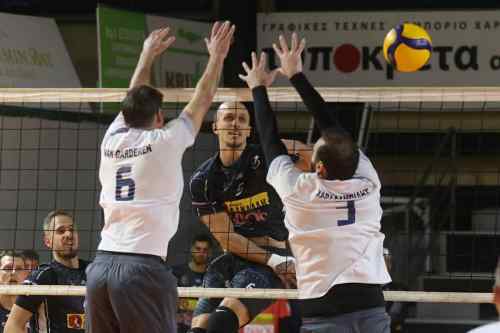 Volley League: &Kappa;&rho;&alpha;&tau;ά&epsilon;&iota; &sigma;&phi;&iota;&chi;&tau;ά &tau;&eta;&nu; 5&eta; &theta;έ&sigma;&eta; &omicron; &Omicron;&Phi;&Eta;-&Omicron;&lambda;&alpha; &tau;&alpha; &alpha;&pi;&omicron;&tau;&epsilon;&lambda;έ&sigma;&mu;&alpha;&tau;&alpha;