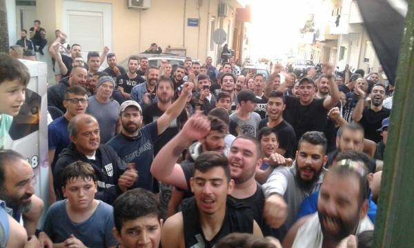 &Tau;&iota;&mu;ή &kappa;&alpha;&iota; &delta;ό&xi;&alpha;
