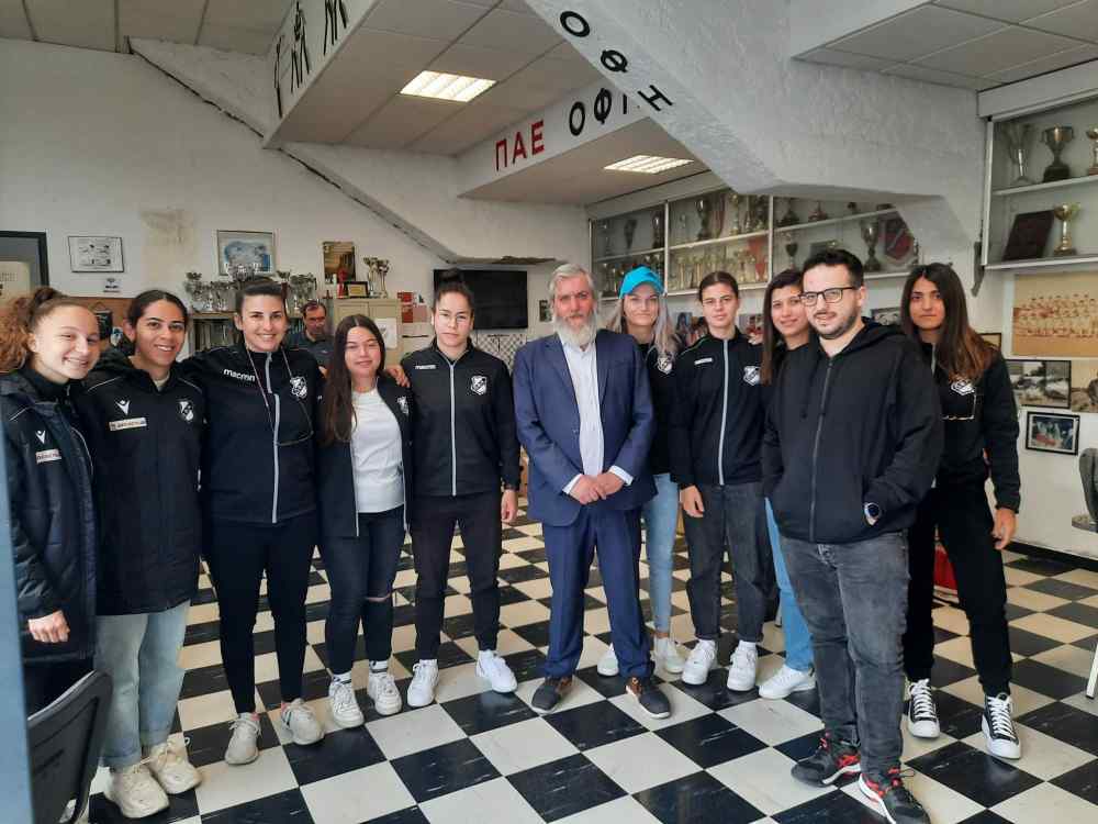 H &pi;&rho;ώ&tau;&eta; &tau;&rho;ά&pi;&epsilon;&zeta;&alpha; &alpha;ί&mu;&alpha;&tau;&omicron;&sigmaf;