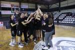 &Sigma;ή&kappa;&omega;&sigma;&alpha;&nu; &tau;&eta;&nu; &kappa;&omicron;ύ&pi;&alpha; &tau;&alpha; &kappa;&omicron;&rho;ί&tau;&sigma;&iota;&alpha; &tau;&omicron;&upsilon; &Omicron;&Phi;&Eta;! (VIDEO)
