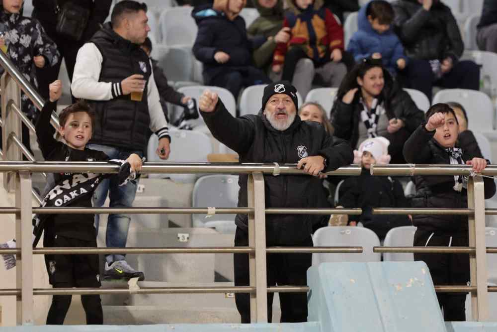 "&Alpha;&epsilon;&rho;&omicron;&mu;&alpha;&chi;ί&alpha;" &sigma;&tau;&omicron; &Pi;&alpha;&gamma;&kappa;&rho;ή&tau;&iota;&omicron;, &mu;&epsilon; &tau;&omicron; &Nu;&omicron;&tau;&iota;ά &nu;&alpha; &lambda;&upsilon;&sigma;&sigma;&omicron;&mu;&alpha;&nu;ά&epsilon;&iota;