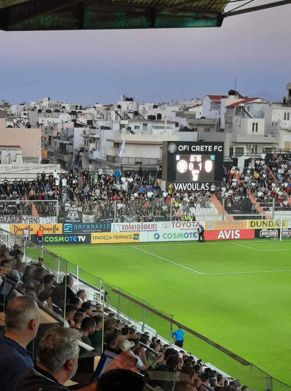 &Sigma;&tau;&eta; &theta;ύ&rho;&alpha; 1 &tau;&omicron;&upsilon; &Gamma;&epsilon;&nu;&tau;ί &Kappa;&omicron;&upsilon;&lambda;έ &omicron;&iota; &phi;ί&lambda;&omicron;&iota; &tau;&omicron;&upsilon; &Pi;&Alpha;&Omicron;&Kappa;