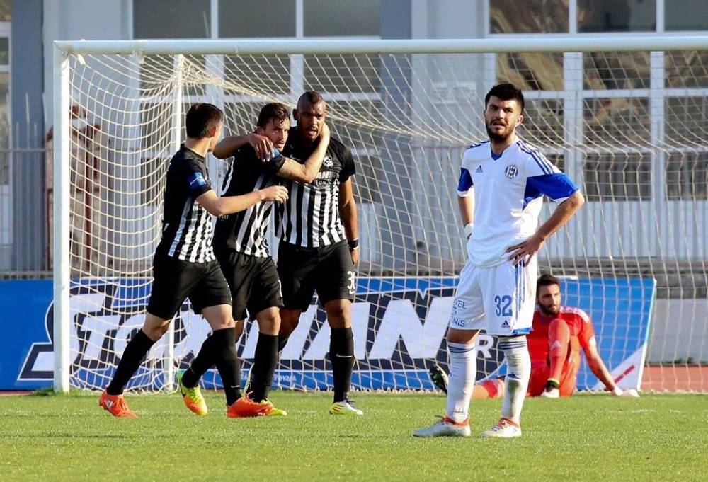 &laquo;&Eta; &omicron;&mu;ά&delta;&alpha; &nu;&alpha; &kappa;&epsilon;&rho;&delta;ί&zeta;&epsilon;&iota;!&raquo;