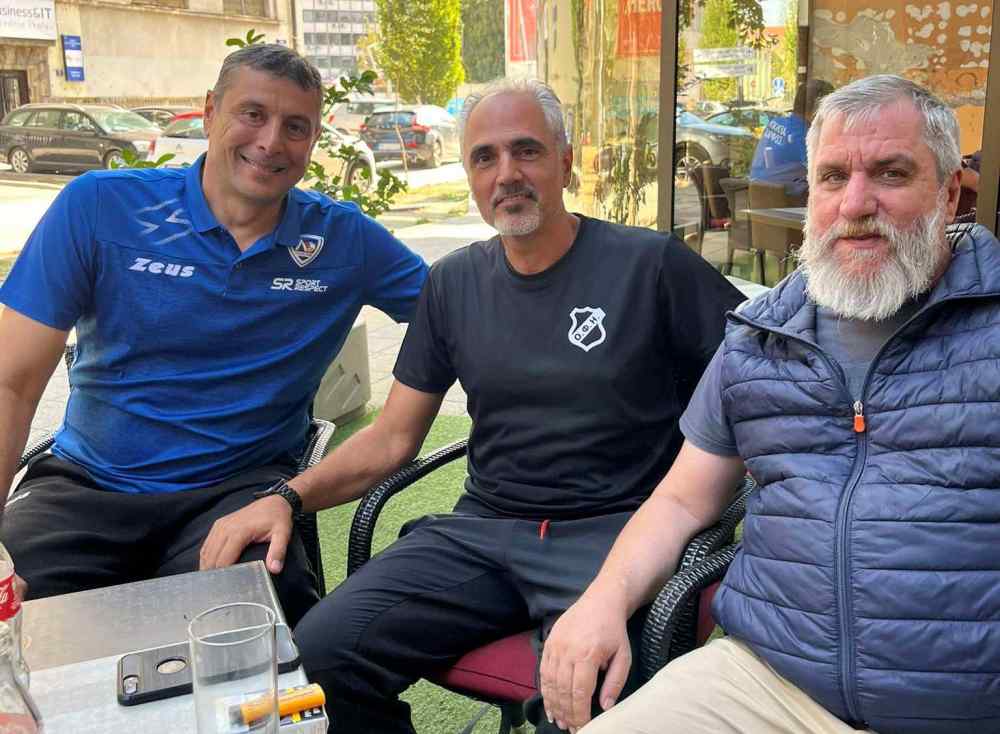 &Sigma;&upsilon;&nu;ά&nu;&tau;&eta;&sigma;&eta; &mu;&epsilon; έ&nu;&alpha; &kappa;&omicron;&rho;&upsilon;&phi;&alpha;ί&omicron;