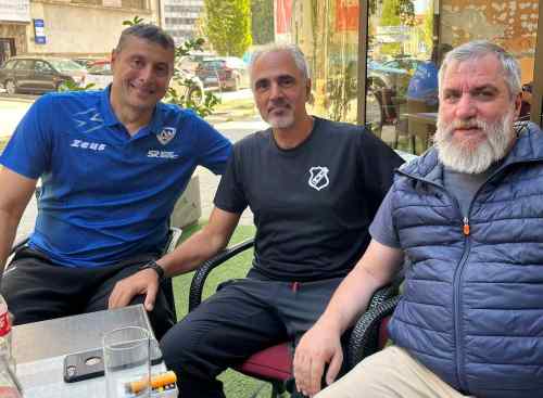 &Sigma;&upsilon;&nu;ά&nu;&tau;&eta;&sigma;&eta; &mu;&epsilon; έ&nu;&alpha; &kappa;&omicron;&rho;&upsilon;&phi;&alpha;ί&omicron;